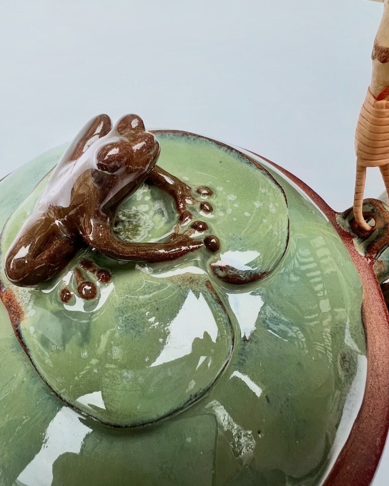 Détail d'une théière, grenouille modelée sur un couvercle en forme de nénuphar