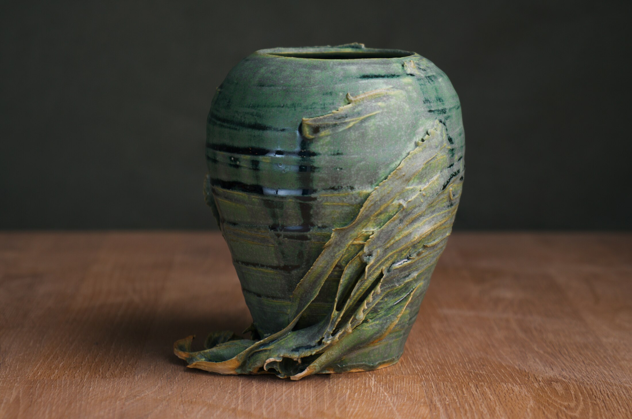 Vase vert, grès tourné, feuilles modelées à la main